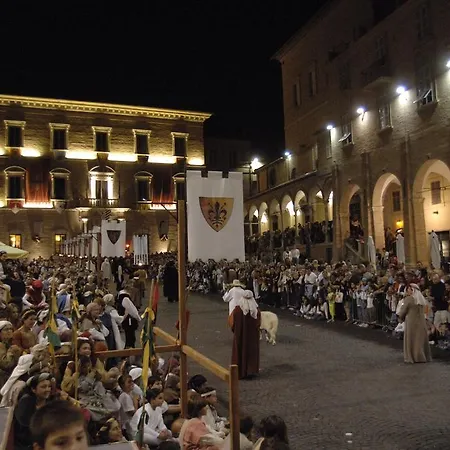 Prima Colonna Del Loggiato-suite Affittacamere Fermo