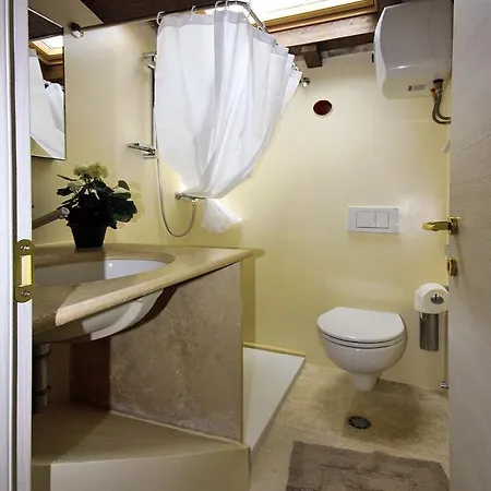 Affittacamere Prima Colonna Del Loggiato-suite 3*